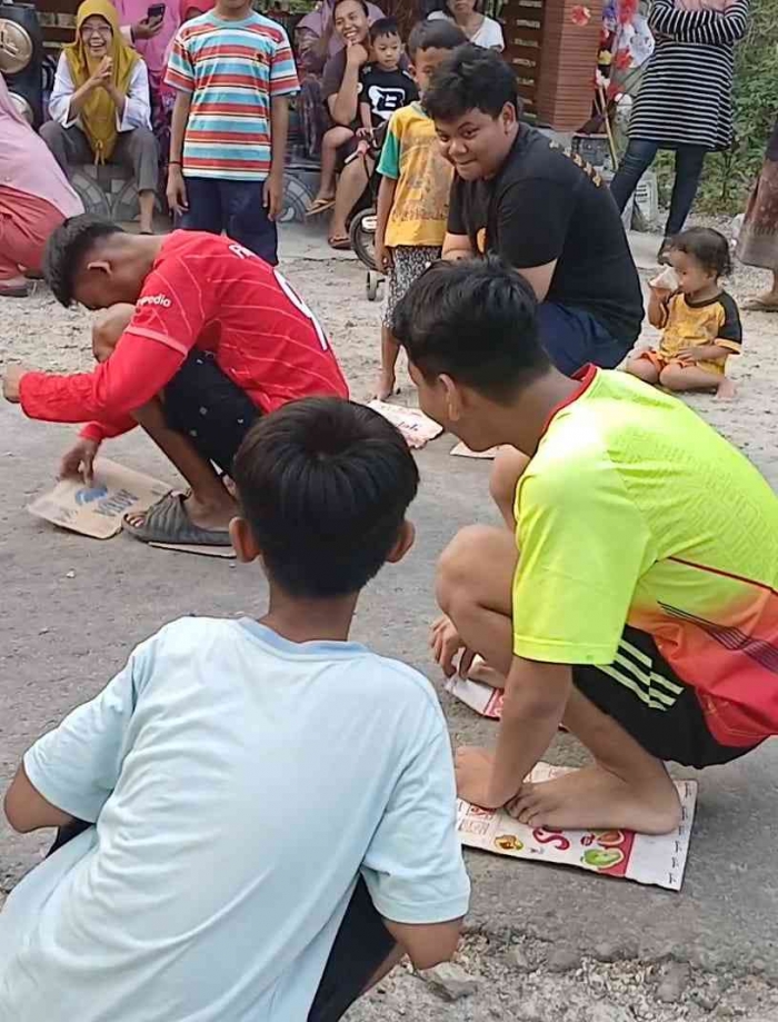 Kemeriahan lomba Injak Kardus di RT 11, Krandegan Kebonsari Madiun (Dokumentasi pribadi|Isti Yogiswandani)