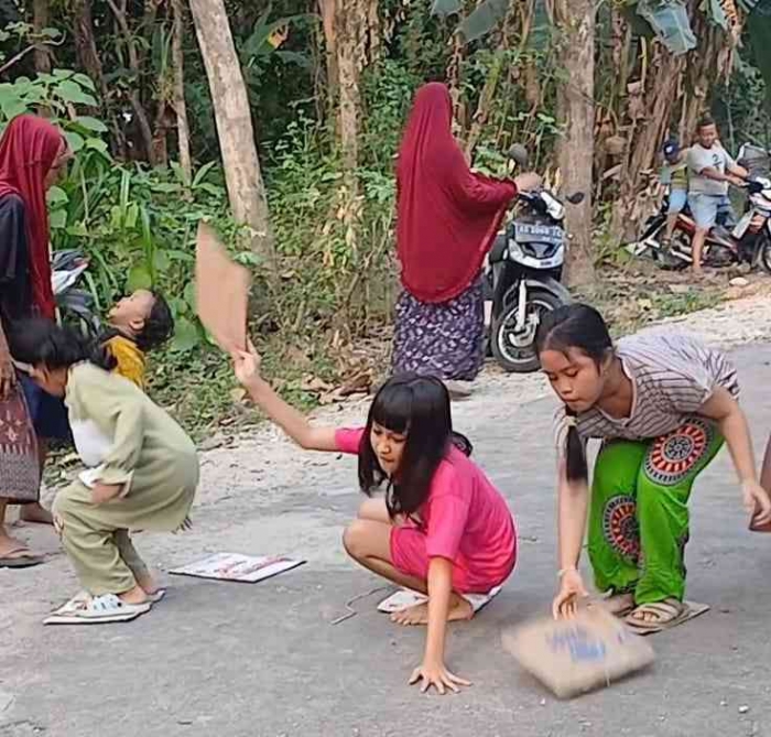 Kemeriahan lomba Injak Kardus di RT 11, Krandegan Kebonsari Madiun (Dokumentasi pribadi|Isti Yogiswandani)