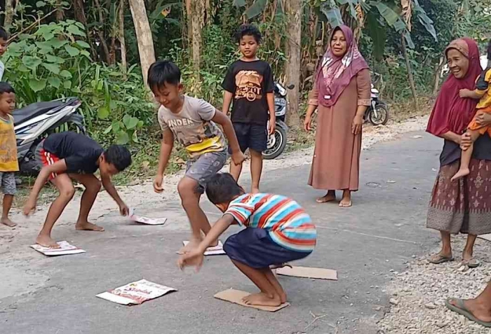 Kemeriahan lomba Injak Kardus di RT 11, Krandegan Kebonsari Madiun (Dokumentasi pribadi|Isti Yogiswandani)