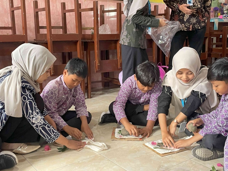 Siswa-siswi SD 01 Bergas Kidul Mengikuti Pelatihan Ecoprint