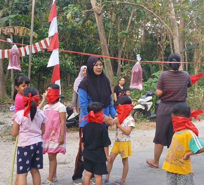 Seru dan lucu lomba pecah air (Dokumentasi pribadi| Isti Yogiswandani)