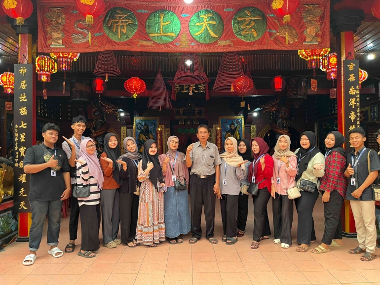 Foto bersama pengurus Klenteng Hian Thian Siang Tee