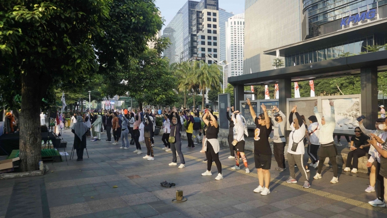 Antusiasme masyarakat di CFD dalam aktivasi Zumba di booth Asar Humanity sekitar jalanan Bumiputera Finance, Sudirman - Jakarta.