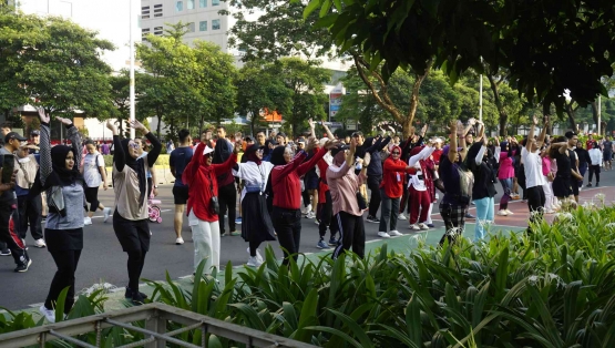 Antusiasme warga CFD Jakarta yang melewati jalanan depan booth Asar Humanity, tertarik mengikuti kegiatan senam bersama. (Istimewa)