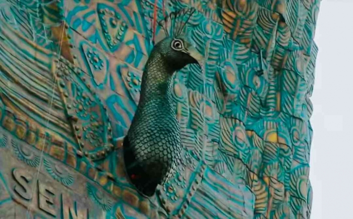 Patung Kepala merak telah terpasang di monumen Reog Ponorogo. Patung tertinggi di Indonesia((Sumber: tangkapan layar video reyogchestra)