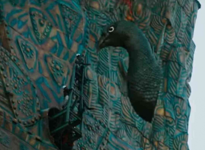 Patung kepala merak siap dipasang di tempat nya(Sumber: Tangkapan layar video reyogchestra)