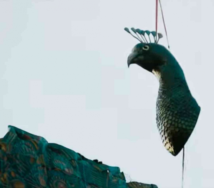 Patung kepala merak mulai diangkat untuk dipasang (Sumber: Tangkapan layar video reyogchestra)