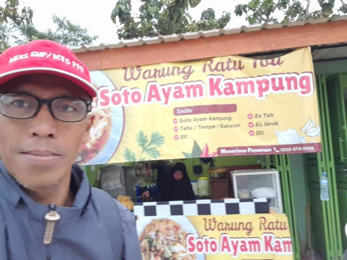 Berswafoto di depan warung soto (dokpri)