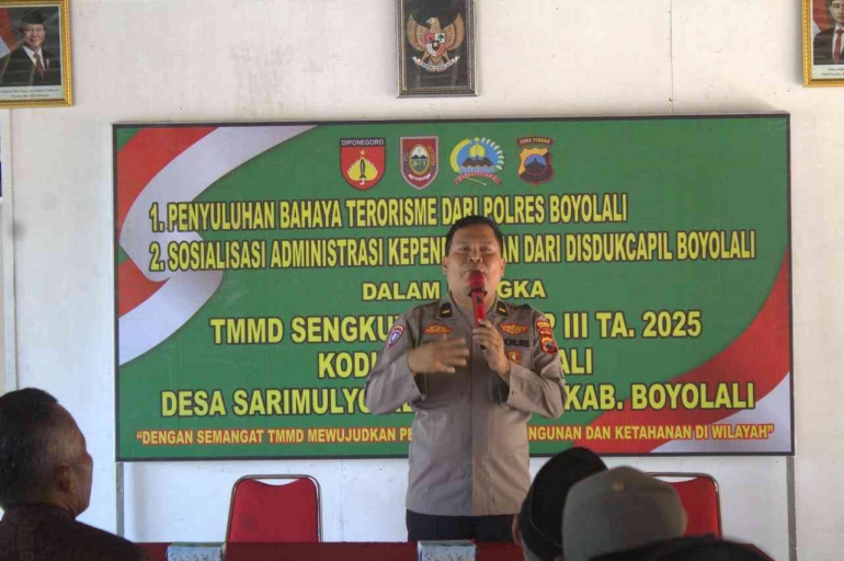 Foto Ipda Mustakim, S.Pd. ketika menyampaikan paparannya (Sumber: Mahasiswa PPM UIN Salatiga)
googletag.cmd.push(function() { googletag.display('div-gpt-ad-712092287234656005-411');});
Dalam sesi penyuluhan pertama, Polres Boyolali menyampaikan materi bertema Menangkal Radikalisme dan Terorisme untuk Masyarakat yang Lebih Aman dan Damai”. Kasat Binmas Polres Boyolali, dalam hal ini diwakili oleh Ipda Mustakim, S.Pd., Kanit Bin Tib Sos Satbinmas Polres Boyolali, menekankan bahwa bahaya radikalisme dan terorisme kini semakin menyusup ke berbagai lapisan kehidupan masyarakat. “Terorisme bukan saja ancaman secara fisik, tetapi juga ideologi. Masyarakat harus pro aktif melaporkan jika menemukan gerakan mencurigakan di lingkungan sekitar,” ujarnya.