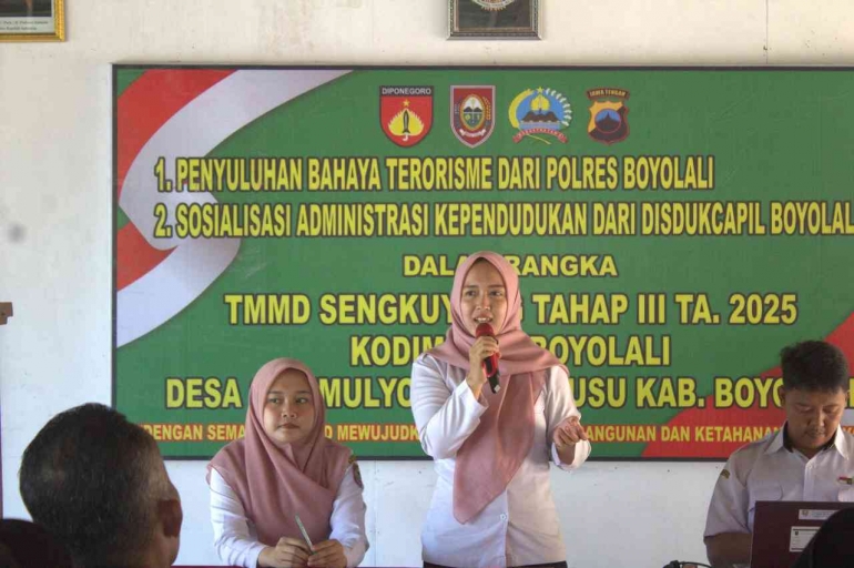 Tim Disdukcapil Kabupaten Boyolali menyampaikan Sosialisasi (Sumber: Mahasiswa PPM Desa Sarimulyo)