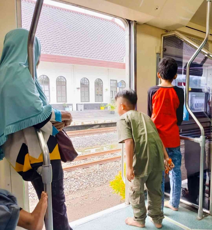 Bepergian dengan transportasi umum (dokumentasi pribadi|Isti Yogiswandani)