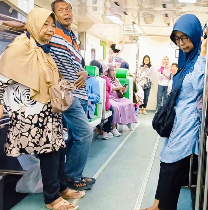 Suasana dalam transportasi umum yang padat penumpang. Masihkah lansia diprioritaskan?(Dokumentasi pribadi|Isti Yogiswandani)