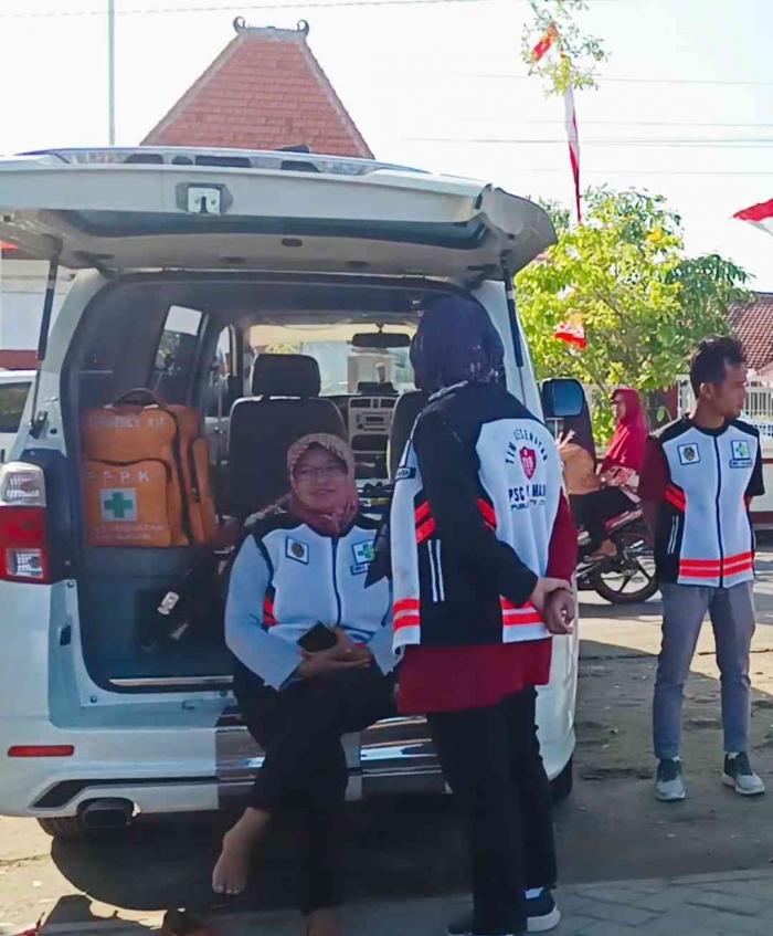 Petugas kesehatan dan ambulan stand by di pinggir lapangan (dokumentasi pribadi|Isti Yogiswandani)