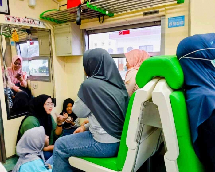 Menikmati transportasi umum dalam kereta lokal. Bagaimana etika nya?(dokumentasi pribadi| Isti Yogiswandani)