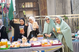 Mahasiswa Bersama Ibu Ibu UMKM