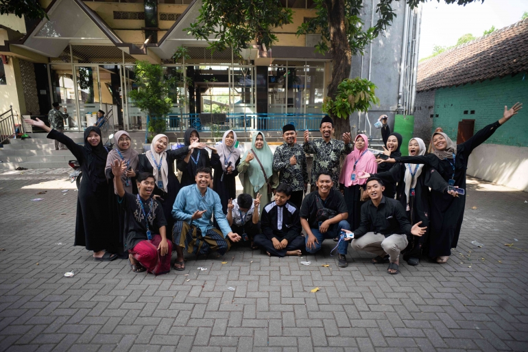 Foto Bersama Mahasiswa Dan Pengurus Tamir Masjid At Taqwa