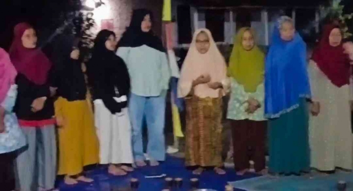 Menyanyikan lagu Indonesia Raya (dokumentasi pribadi| Isti Yogiswandani)