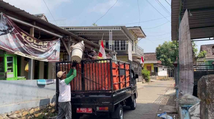 Take Video Unit Sampah | Photo by : pmm_pakukerto