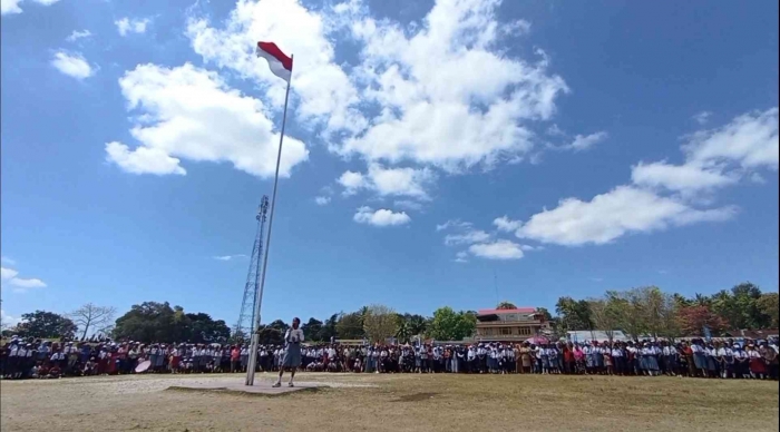 Pembacaan puisi setelah upacara peringatan HUT ke-80 RI di Kecamatan Amanuban Tengah, NTT. Gambar: dokumentasi Imanuel Lopis.