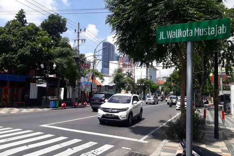 Sejumlah kendaraan roda dua dan roda empat melintas di Jalan Walikota Mustajab, Surabaya, Jawa Timur, Selasa (4/2/2020).(KOMPAS.COM/GHINAN SALMAN)