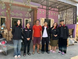 Foto Bersama dengan Pak Hariono selaku pemilik industri rumahan tradisional
