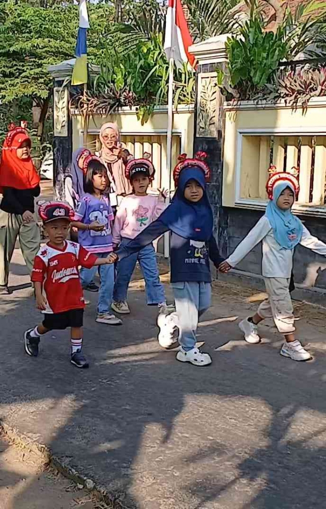 Anak-anak pun kuat dan bersemangat mengikuti jalan sehat (dokumentasi pribadi: Isti Yogiswandani)