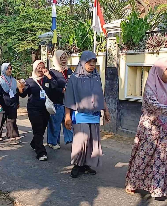 Jalan Sehat RT 13: Memperingati HUT RI ke 80 Menyusuri Segar nya Alam Desa(Dokumentasi pribadi|Isti Yogiswandani)