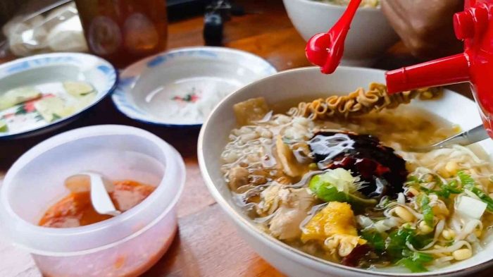 Tak lama soto juga sudah siap, lengkap dengan irisan jeruk nipis. Tak lupa sambal dan kecap juga tersedia(Dokumentasi pribadi: Isti Yogiswandani)