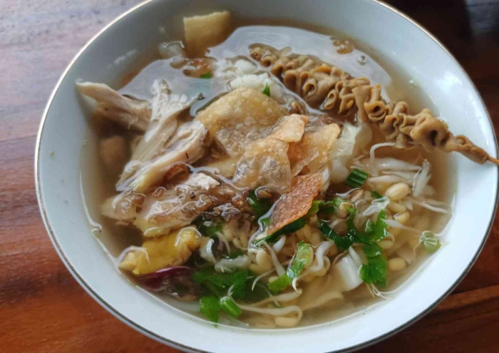 Semangkok Soto ayam kampung free sate usus hanya 11 ribu(Dokumentasi pribadi |Isti Yogiswandani)