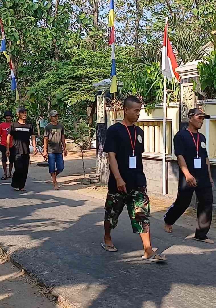 Bapak -bapak tak mau ketinggalan (Dokumentasi pribadi:Isti Yogiswandani)