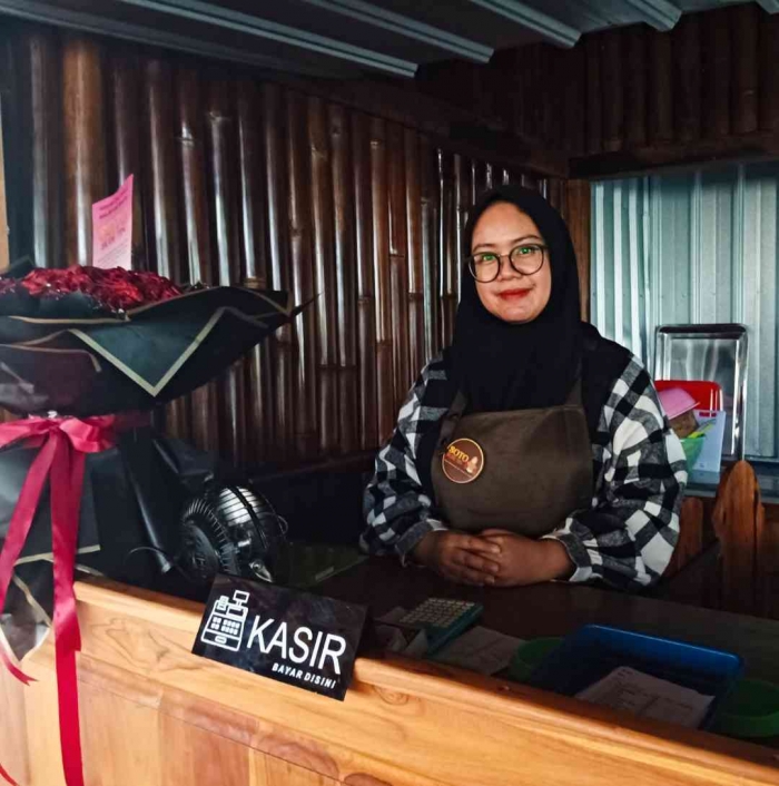 Mbak Nuro, putri nya Bu Tin, owner soto Bude Tin (Dokumentasi pribadi|Isti Yogiswandani)