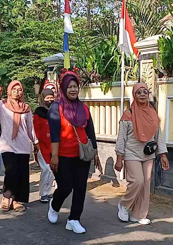 Semua ikut bergembira mengikuti jalan santai keliling desa(Dokumentasi pribadi|Isti Yogiswandani)