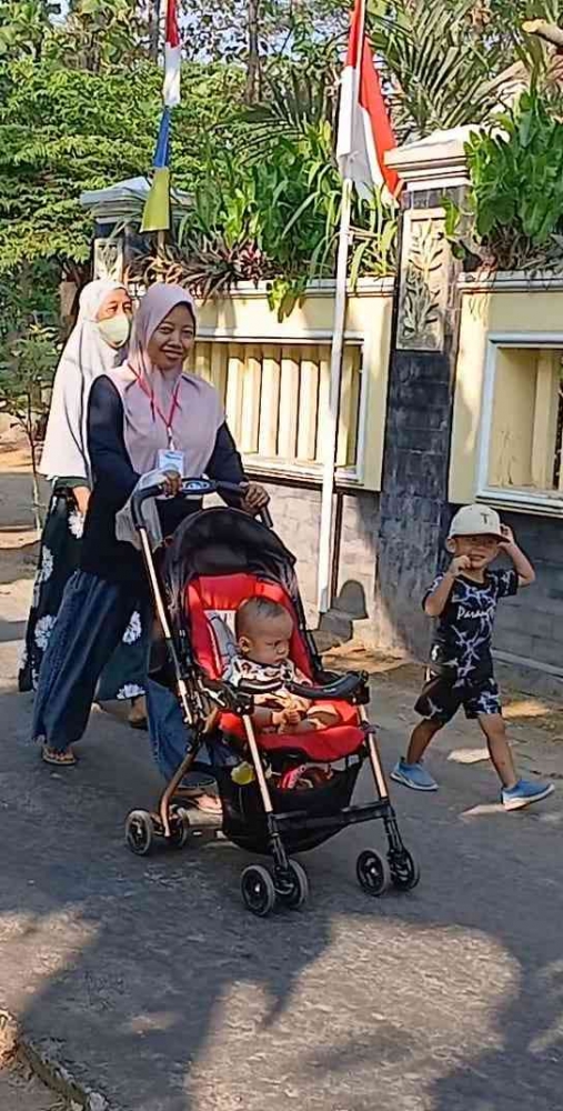 Batita juga tidak ketinggalan ikut jalan sehat lho. Jalan sehat, apa duduk sehat ya, hehehe..(Dokumentasi pribadi: Isti Yogiswandani)