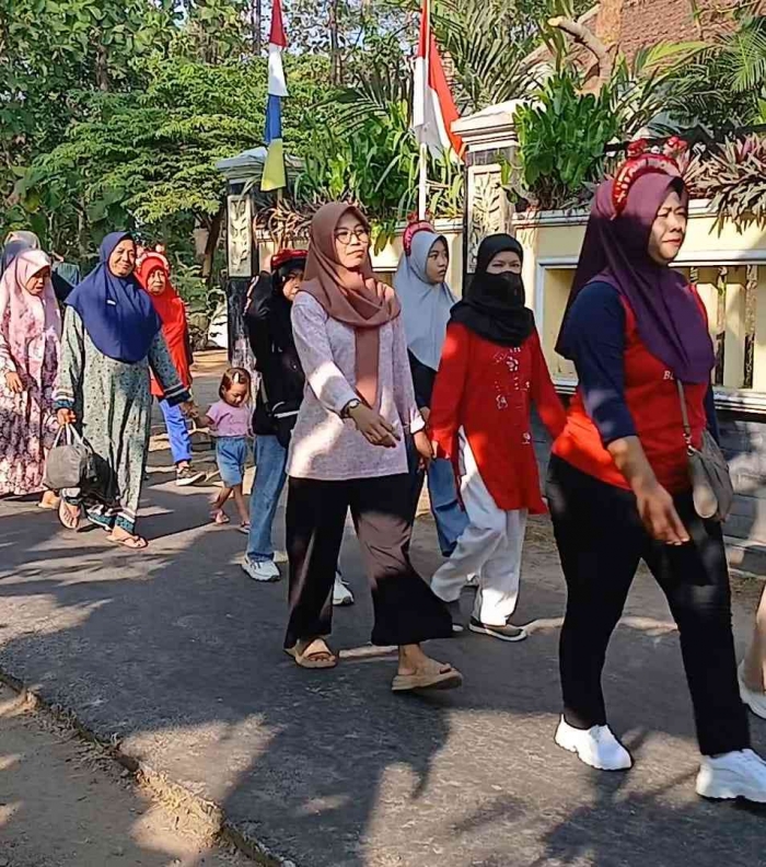Jalan Sehat RT 13: Memperingati HUT RI ke 80 Menyusuri Segar nya Alam Desa(Dokumentasi pribadi|Isti Yogiswandani)