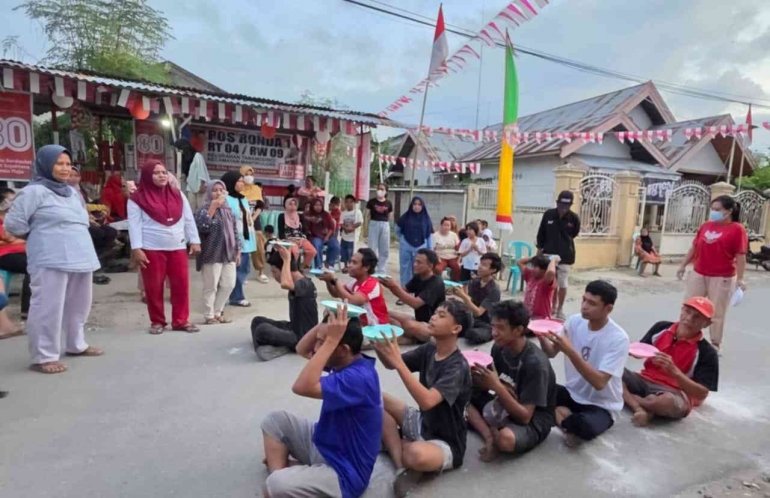 Semarak omba memindahkan tepung. Dokumentasi Danang.Â