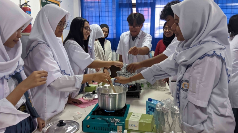 Dokumentasi praktik pembuatan yoghurt oleh siswa Labschool UNESA (sumber : dok. pribadi)