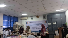 Demonstrasi pembuatan yoghurt oleh Prof. Dr. Mahanani Tri Asri, M.Si (Sumber: Dok. pribadi)