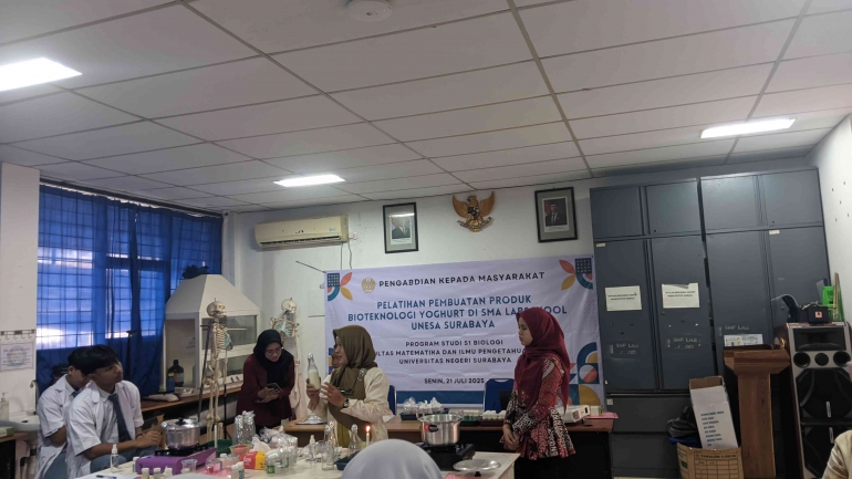Demonstrasi pembuatan yoghurt oleh Prof. Dr. Mahanani Tri Asri, M.Si (Sumber: Dok. pribadi)