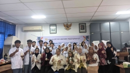 Tim PKM UNESA dan guru serta siswa SMA Labschool Unesa menunjukkan hasil praktik pembuatan yoghurt (sumber : dok. pribadi)