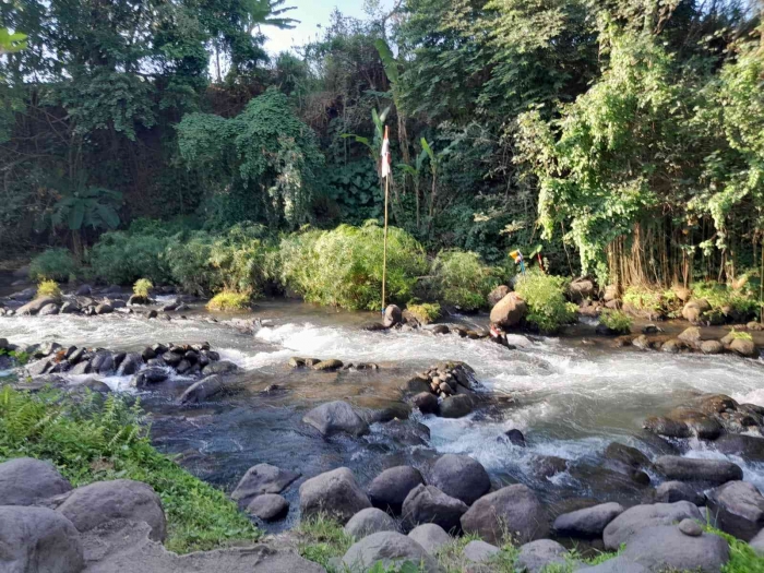 Memandangi air sungai (dokpri)