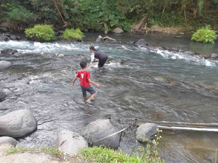 Bermain air di sungai (dokpri)