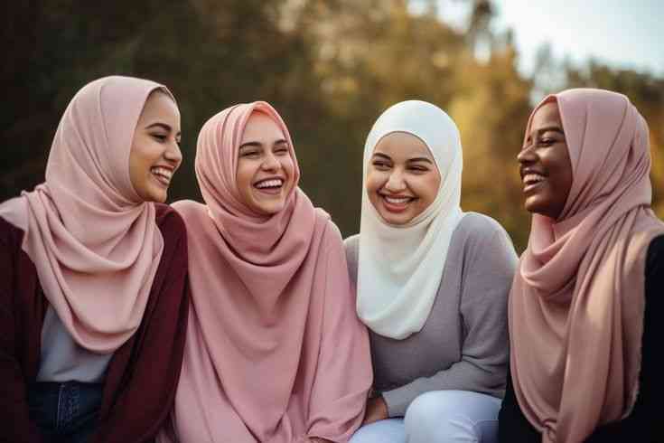 Muslimah tersenyum bahagia, Sumber: Pinterest https://id.pinterest.com/pin/129760033006362472/