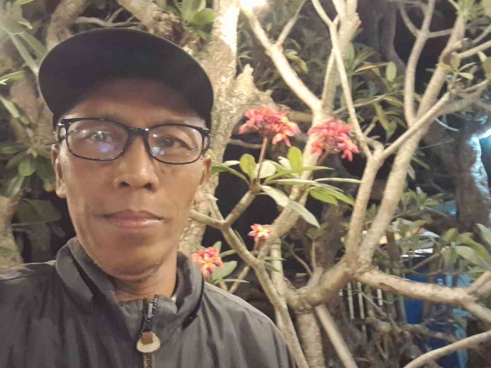 Berswafoto dengan pohon kamboja (dokpri)