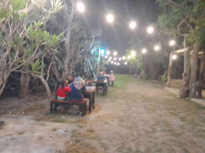 Pengunjung di antara pohon kamboja (dokpri)