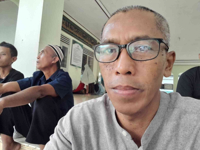 Duduk di teras masjid Gede Jatinom (dokpri)