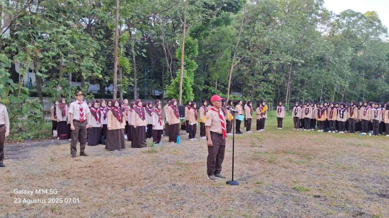 Pembina Kegiatan Apel Kesiapsiagaan Pramuka MTs Mahad Al-Zaytun (dokumen MTs Mahad Al-Zaytun)