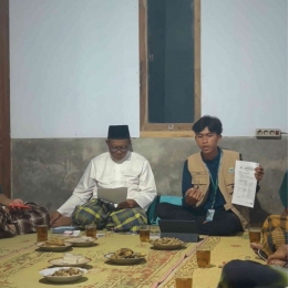 Aldy Bayu Samodro memaparkan materi terkait Hukum Kewarisan kepada jamaah Tahlil Tegiri II