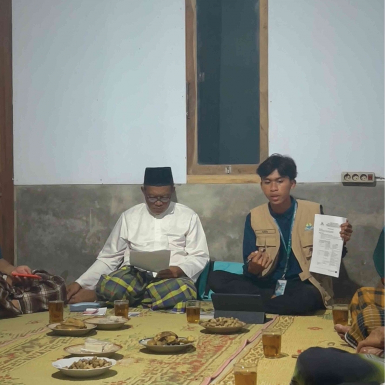 Aldy Bayu Samodro memaparkan materi terkait Hukum Kewarisan kepada jamaah Tahlil Tegiri II