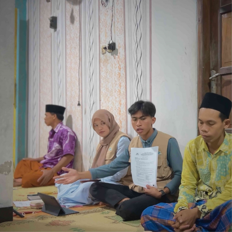 Aldy Bayu Samodro merespons pertanyaan dari salah satu jamaah tahlil Tegiri II
