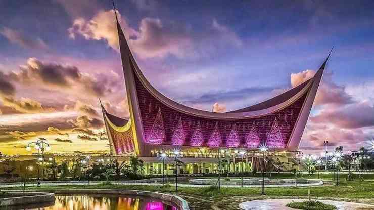 Masjid Raya Sumbar di Padang (Kredit Foto: Kompasiana)